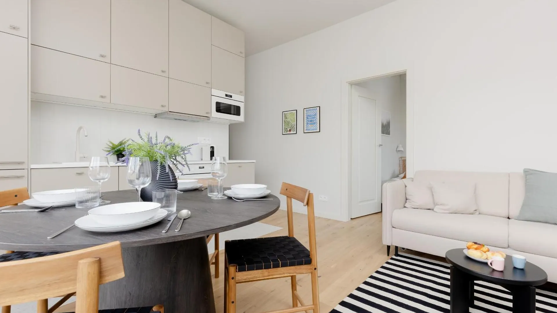 Warszawa Bright 2-Bedroom Apartment By Noclegi Renters